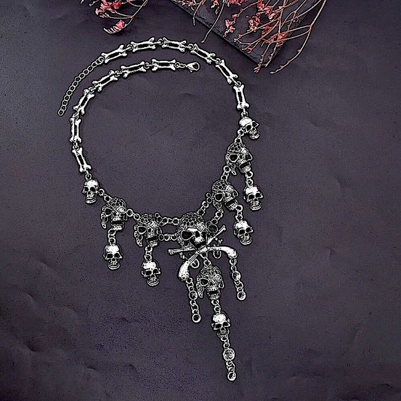 Silver skull☠️ statement necklace - Picture 2 of 10